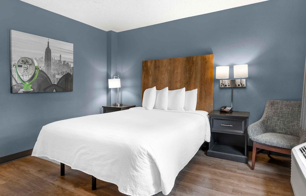 Studio, Queen Bed, Accessible