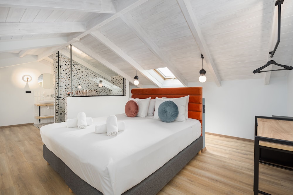 Premium, Queen Bed, Attic