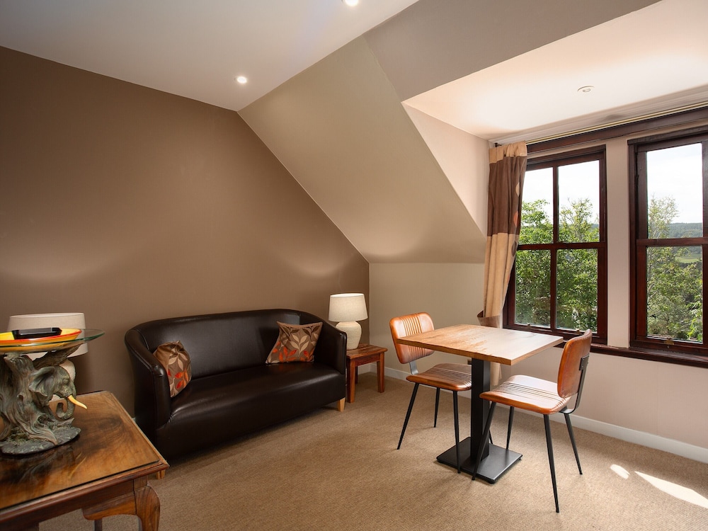 Rosemount Hotel 42/57