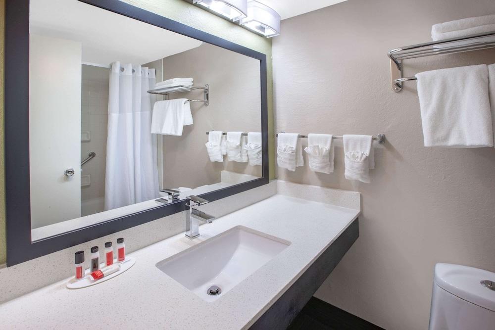 Baymont by Wyndham Grand Rapids Near Downtown 13/15