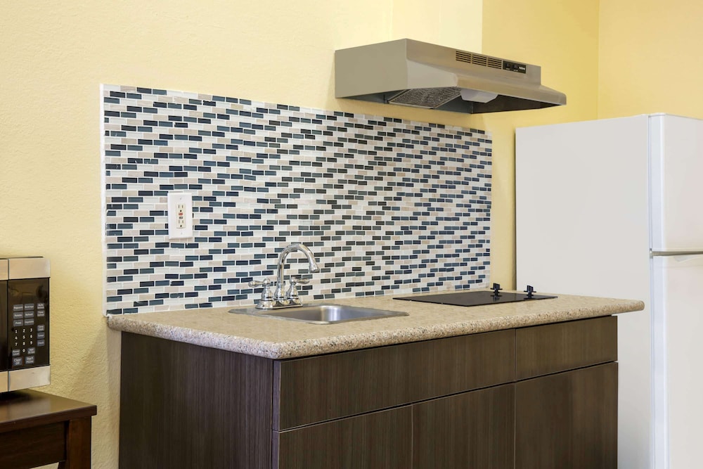 Days Inn and Suites by Wyndham Euless DFW Airport South 48/57