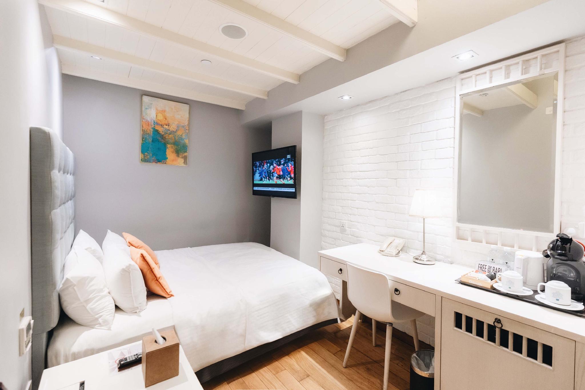 Superior, Queen Bed, No Window