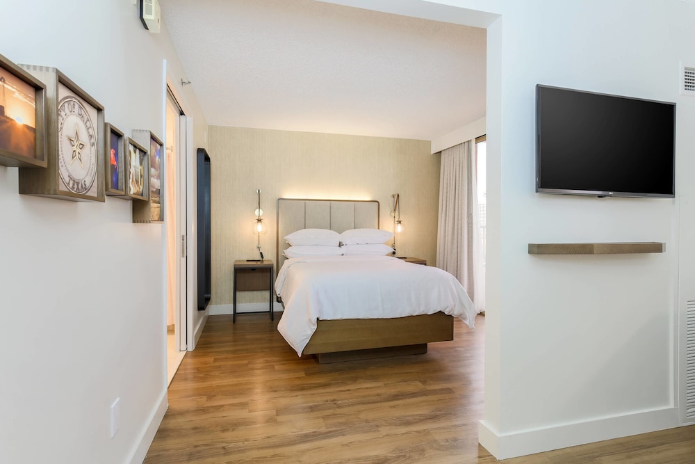 Sheraton Suites Market Center 12/49