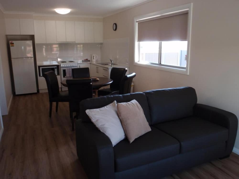 Ashleigh Court Motor Inn 27/53