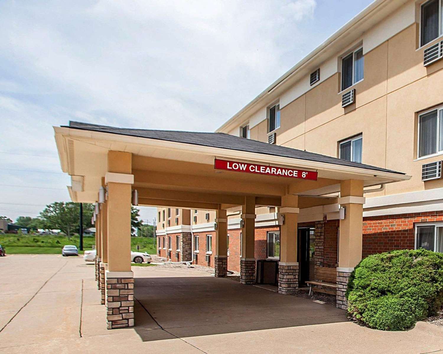 Quality Inn & Suites Davenport near I-80 4/24