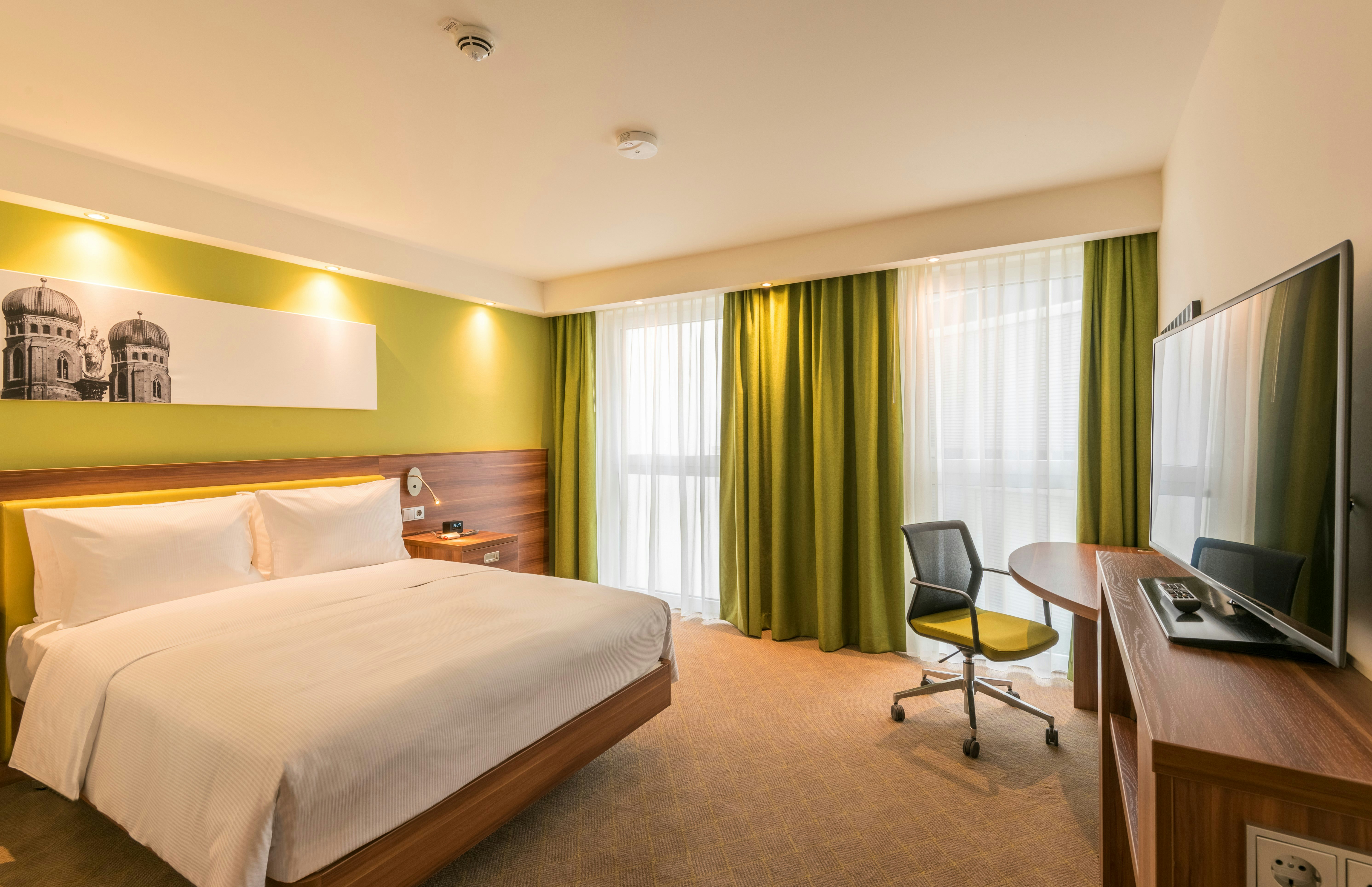 ROOM, QUEEN BED, ACCESSIBLE