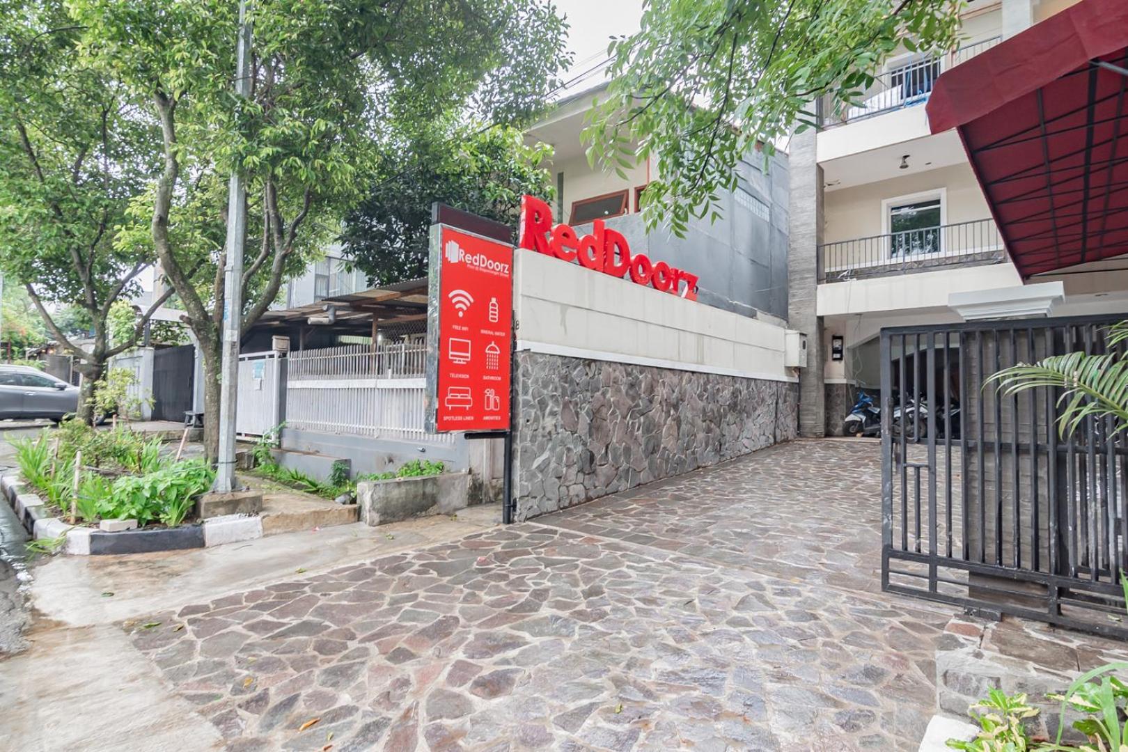 RedDoorz Plus Bagusrangin Street 25/31