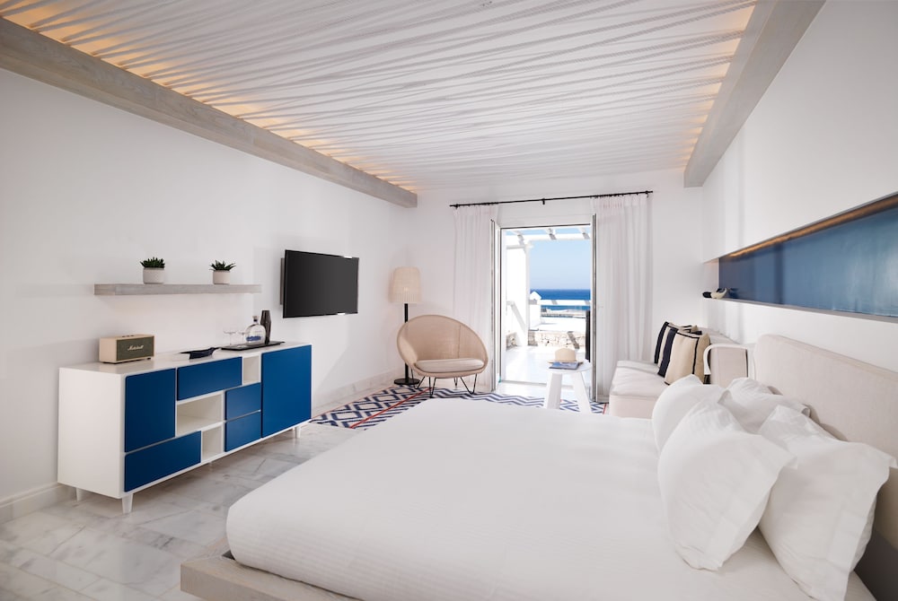 Glamour, Retreat, King Bed, Outdoor Jetted Tub, Sofa