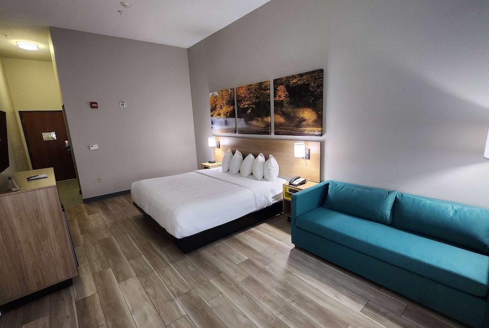 Days Inn & Suites By Wyndham Russellville 8/33