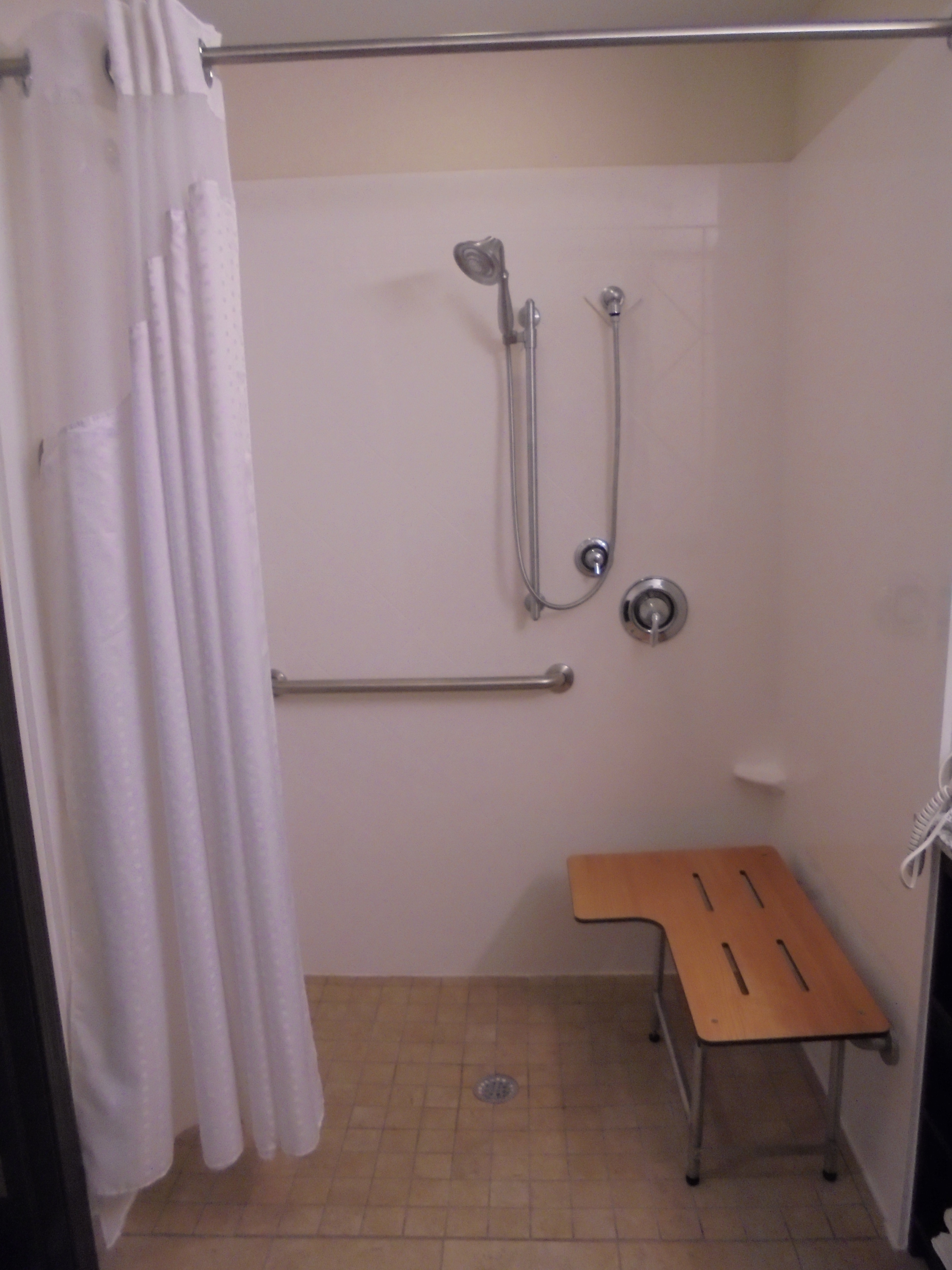 Holiday Inn Express Suites Nevada 66/66