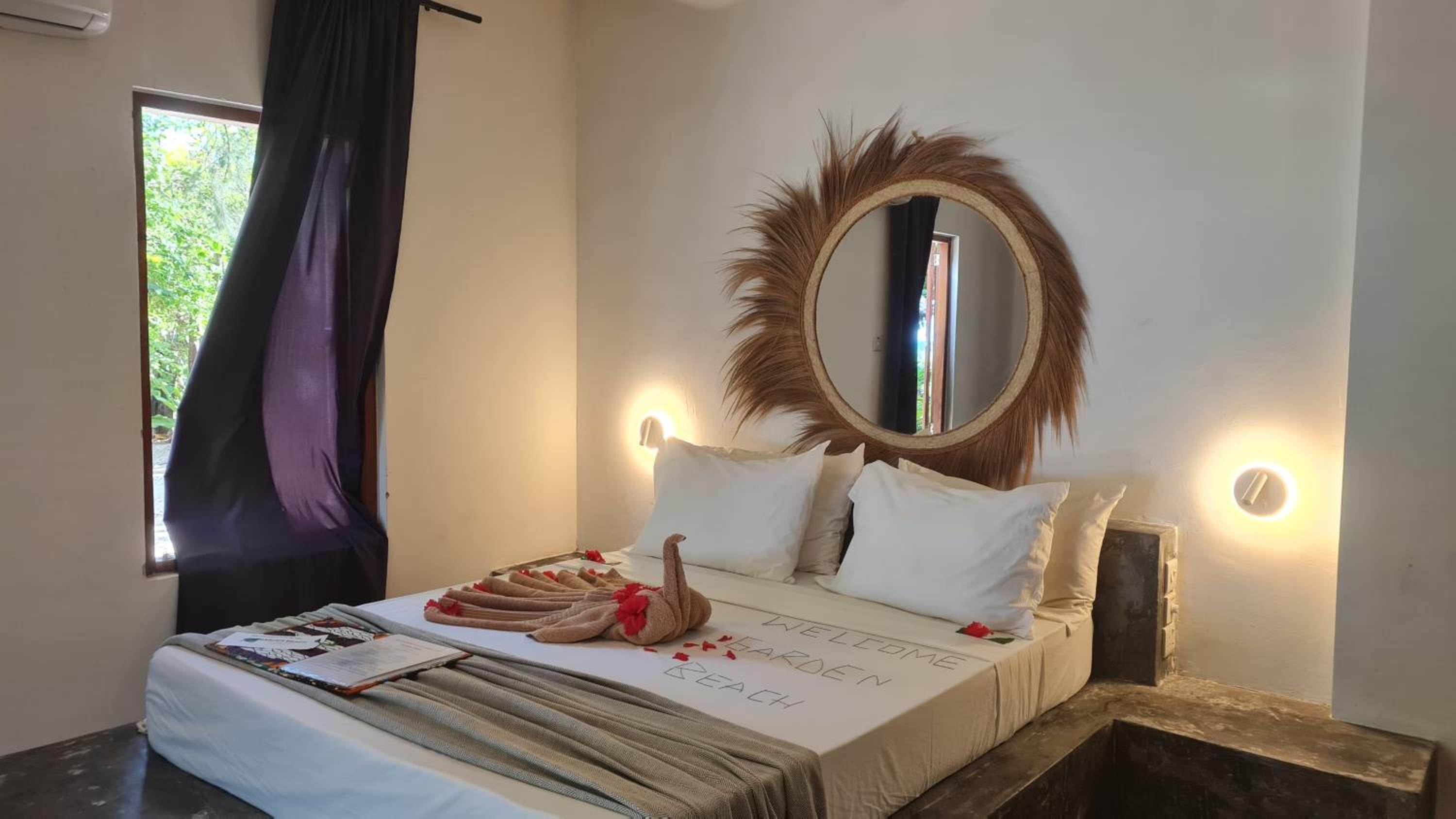 Deluxe, Double Bed, Side Sea View