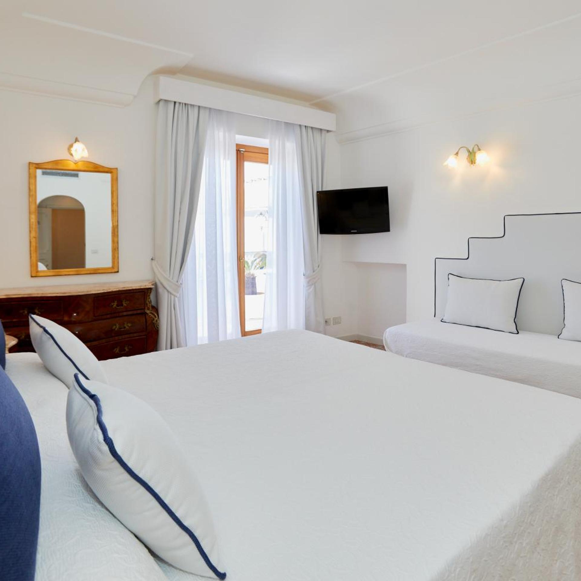 غرفة سوبيريور رباعية بإطلالة على البحر، Hotel Conca d'Oro 2/4