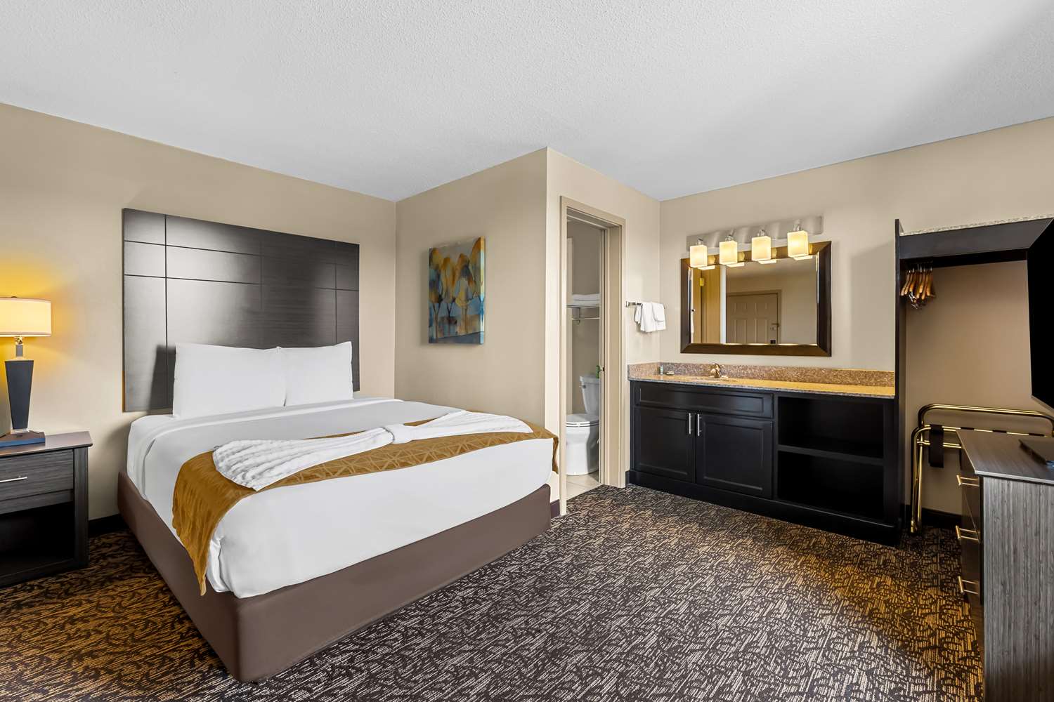 Town House, Queen Bed, Sofa, Balcony