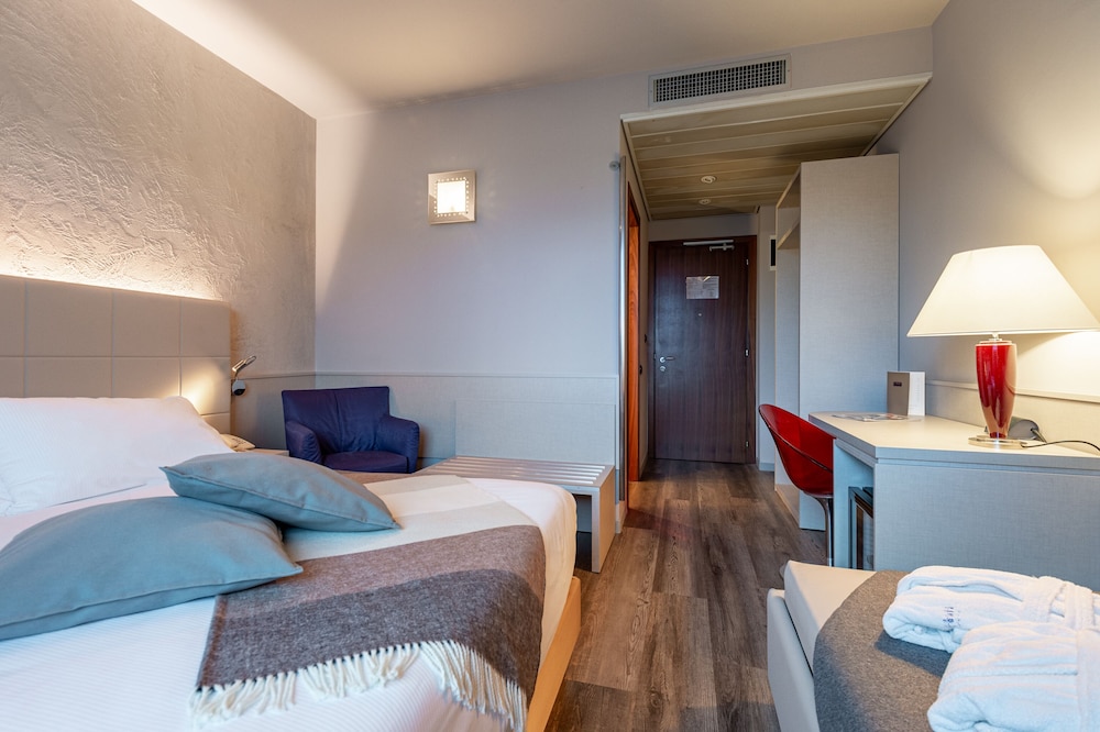 غرفة ديلوكس ثلاثية بسرير كوين وسرير فردي، First Hotel Malpensa 3/7