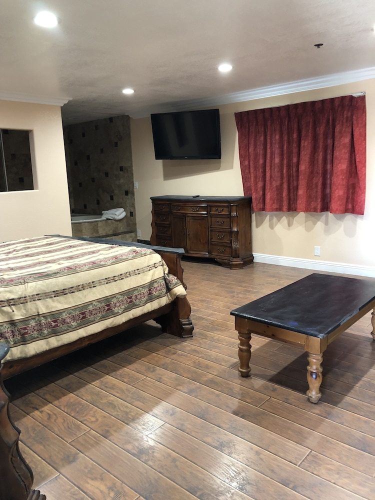 Travelers Inn Lawndale 21/26