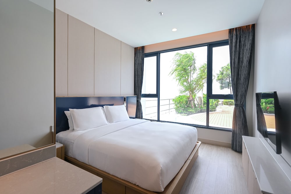 2 Bedrooms, Suite, 1 King and 1 Single Beds, Pool Access