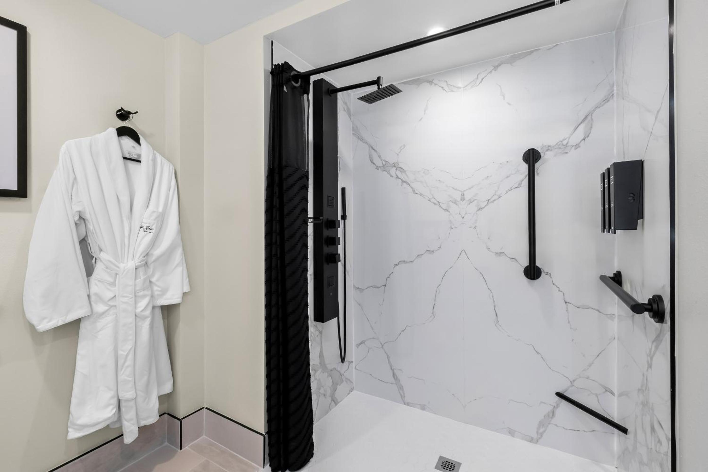 جناح بسرير كوين لذوي الإعاقة، Latitude Suites Tinton Falls Eatontown 3/3