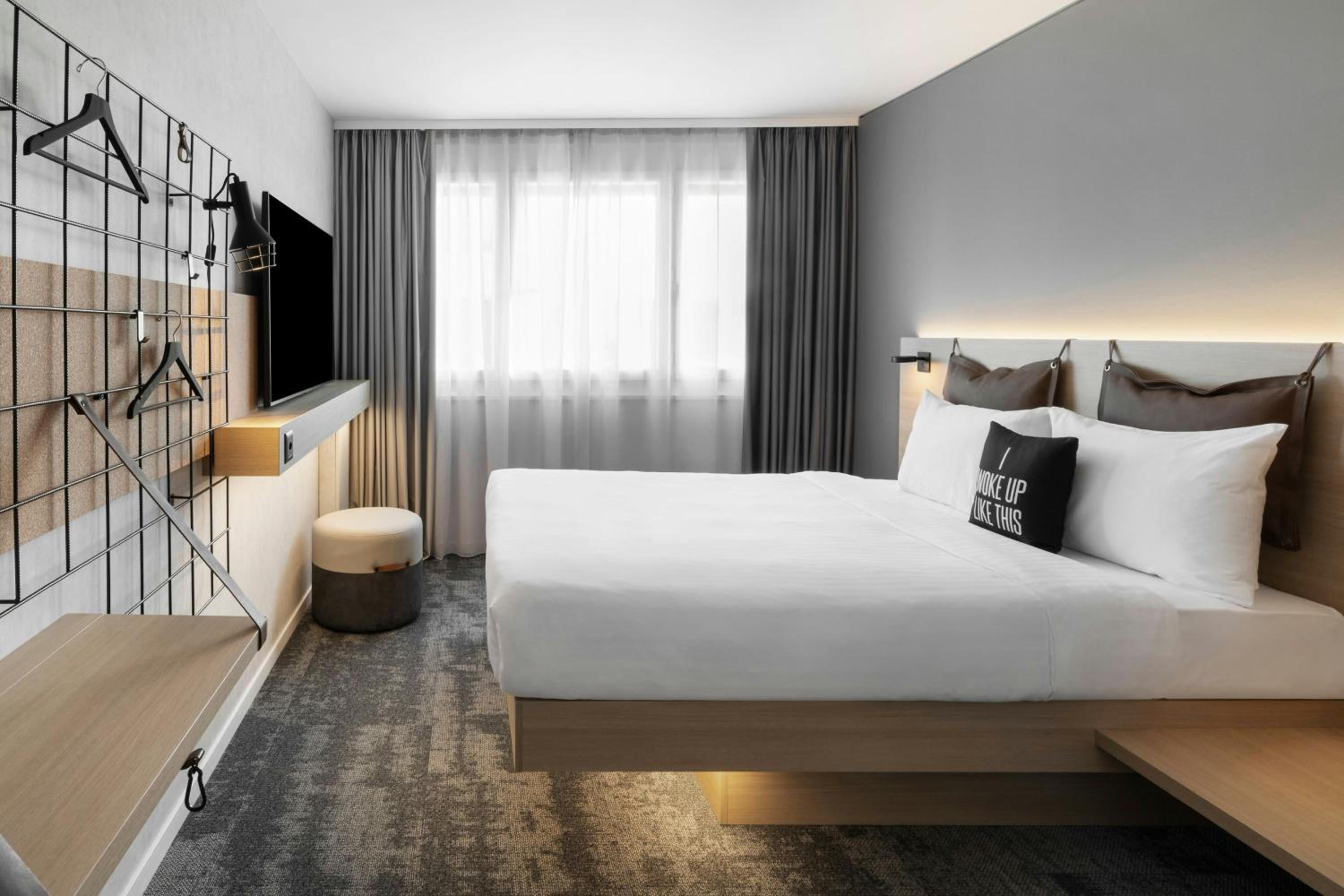Moxy, Queen Bed