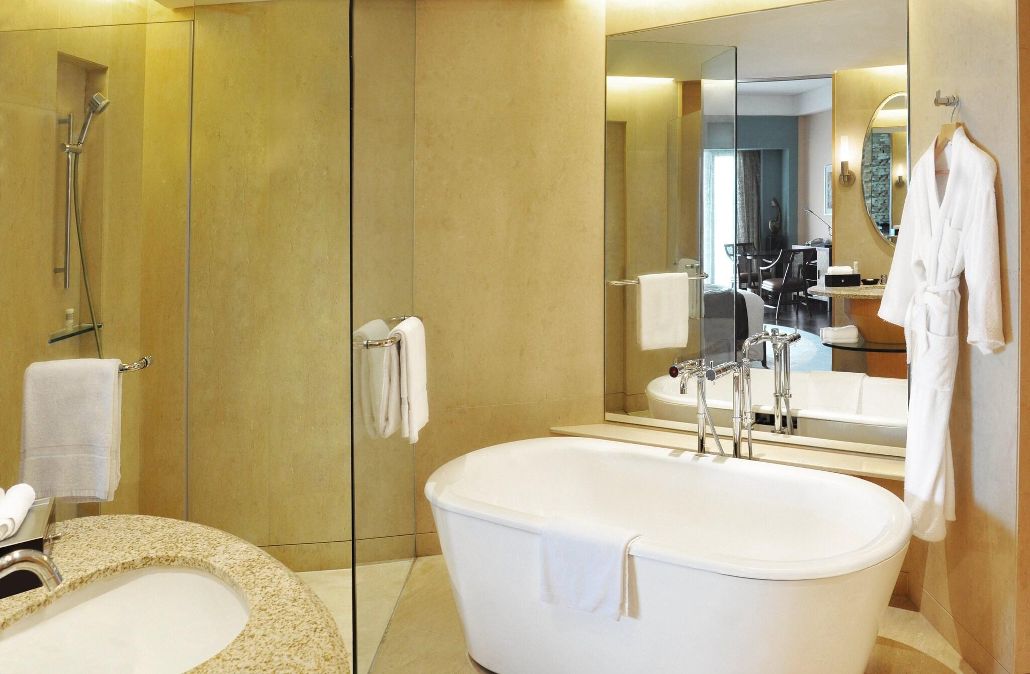 غرفة بسريرين منفصلين بإطلالة على البحيرة، Le Meridien Shanghai Sheshan 3/4