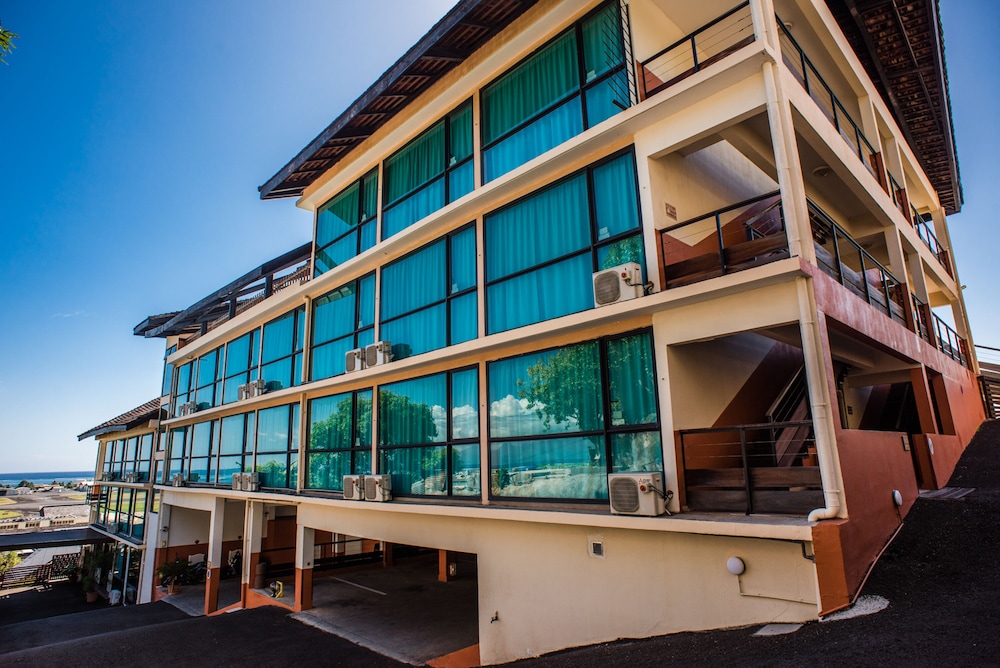 Tahiti Airport Motel 10/64