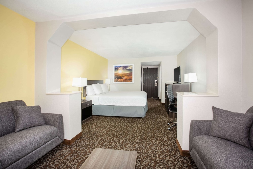 Days Inn By Wyndham Phoenix North 25/51