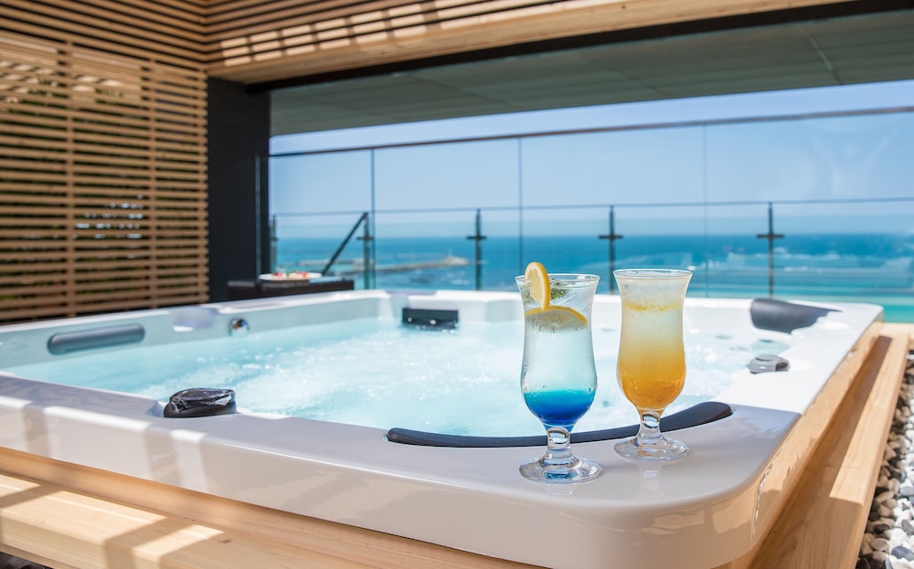 Utop Ubless Hotel Jeju 50/50