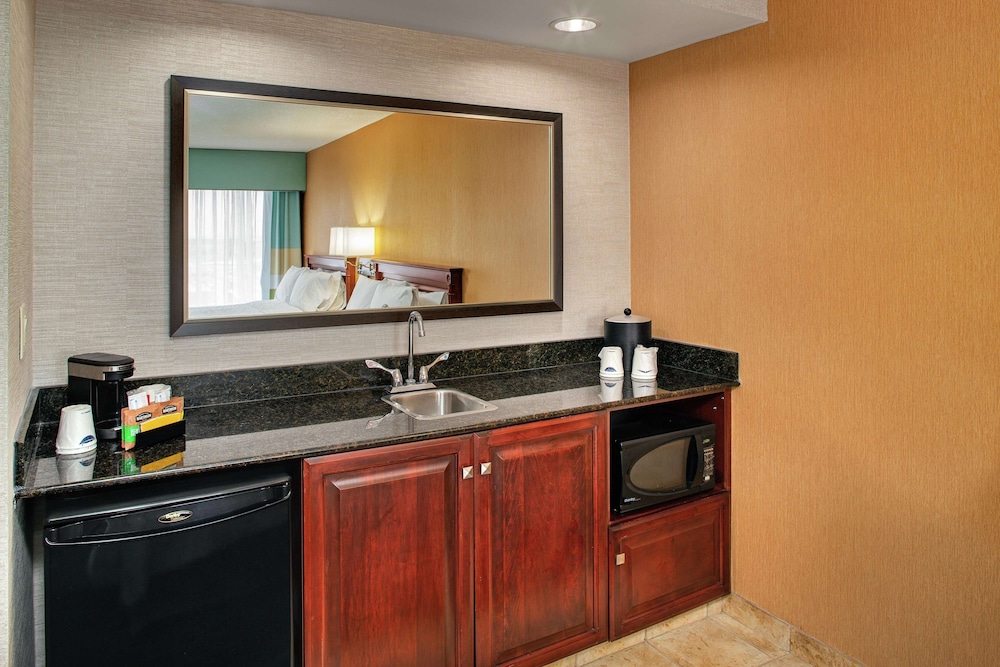 Hampton Inn & Suites By Hilton Toronto Airport 39/39