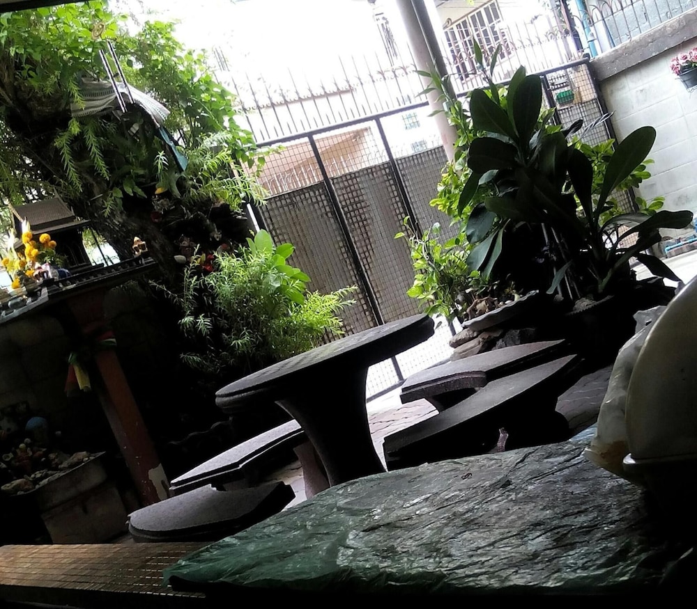 Anurak Guesthouse 37/39