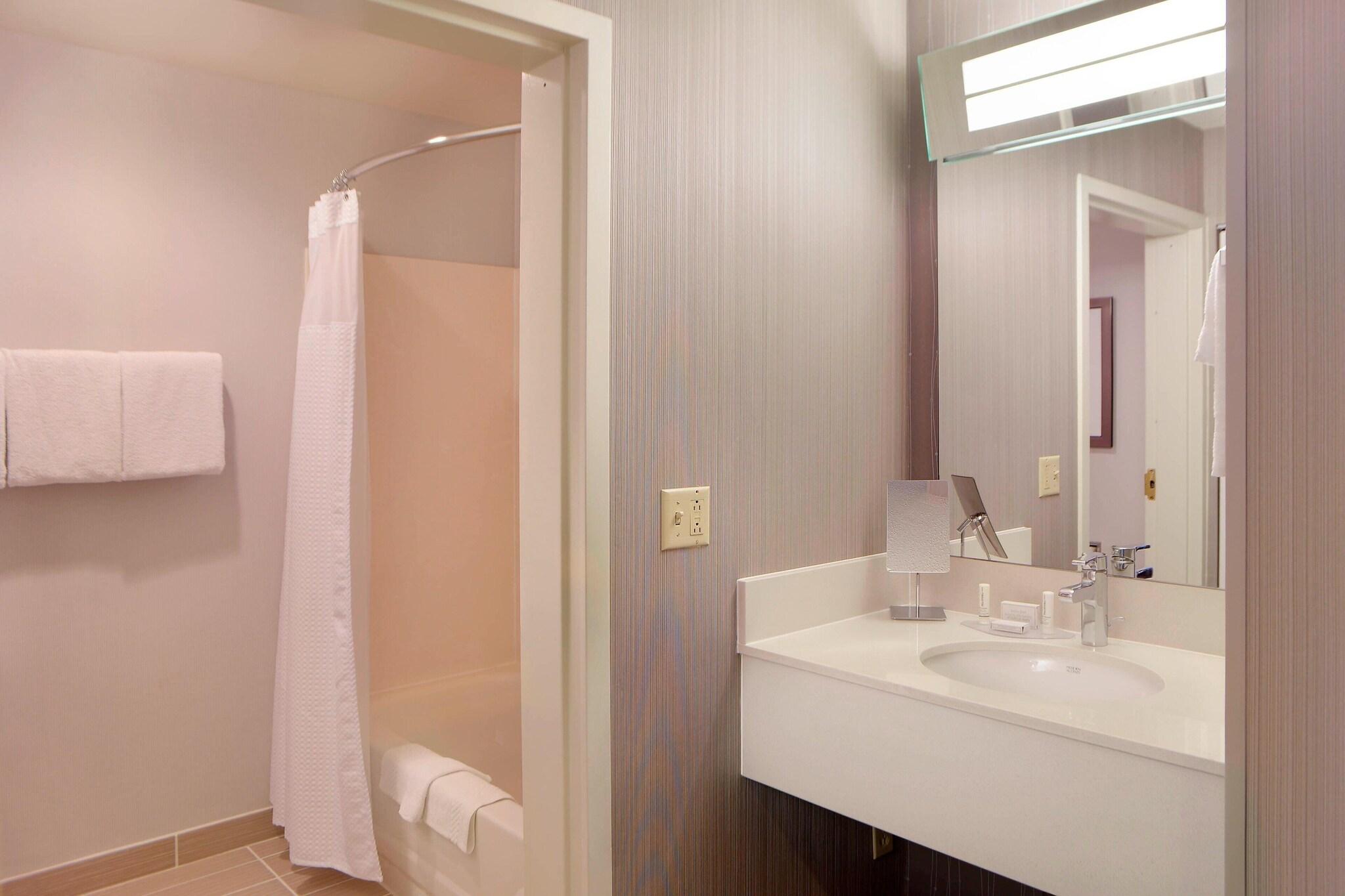 غرفة بسريرين مزدوجين، Courtyard By Marriott Kokomo 2/2