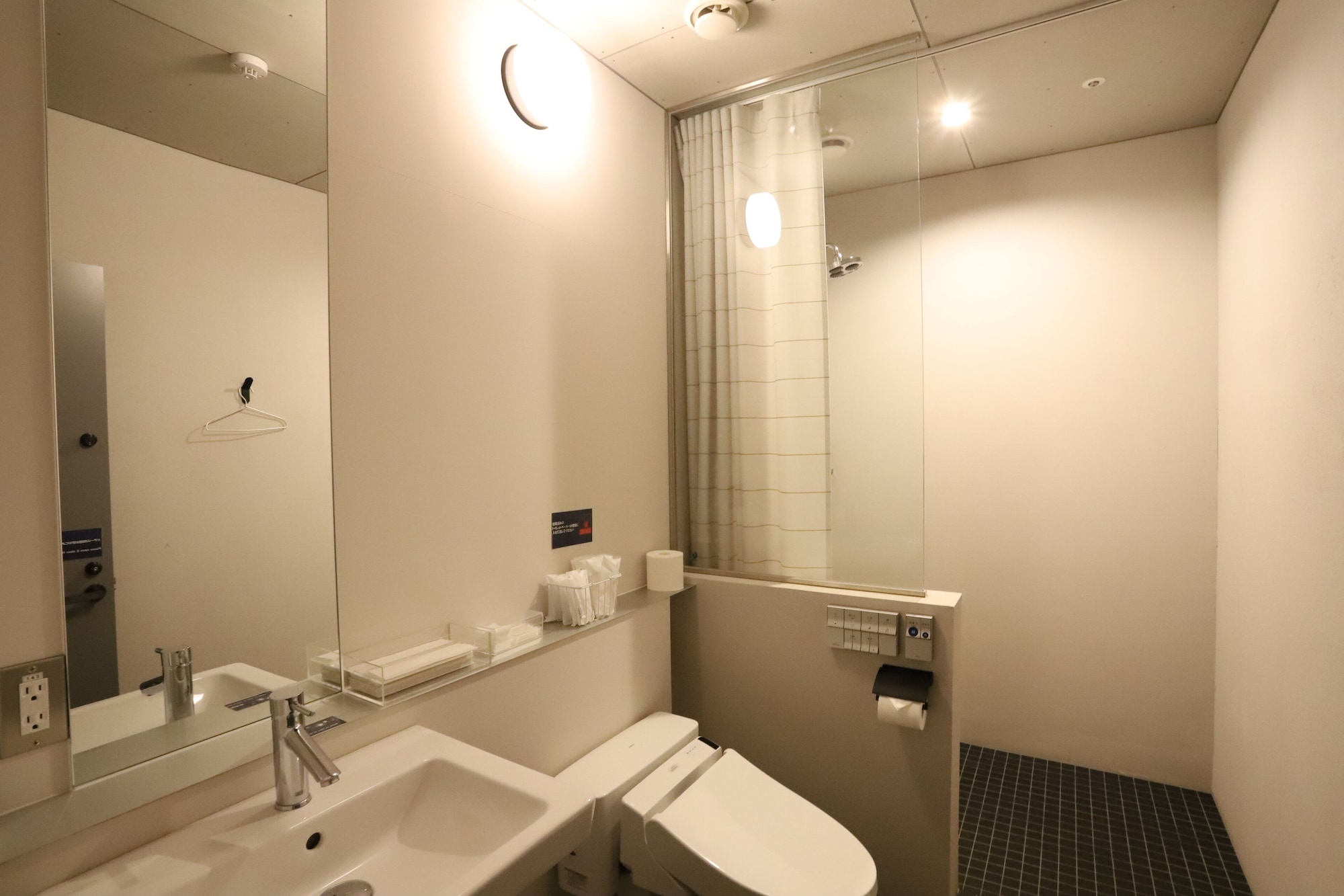ROOM, TRIPLE, SHARED BATHROOM
