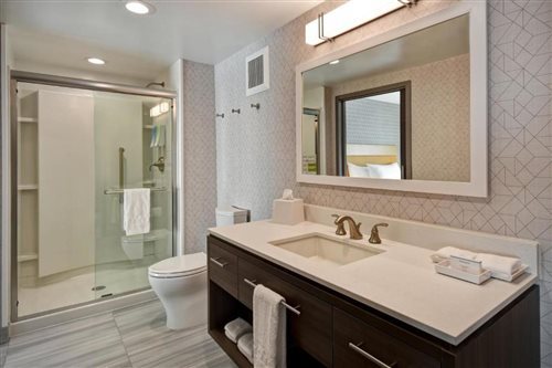 Suite, Queen Bed, Bathtub, Accessible