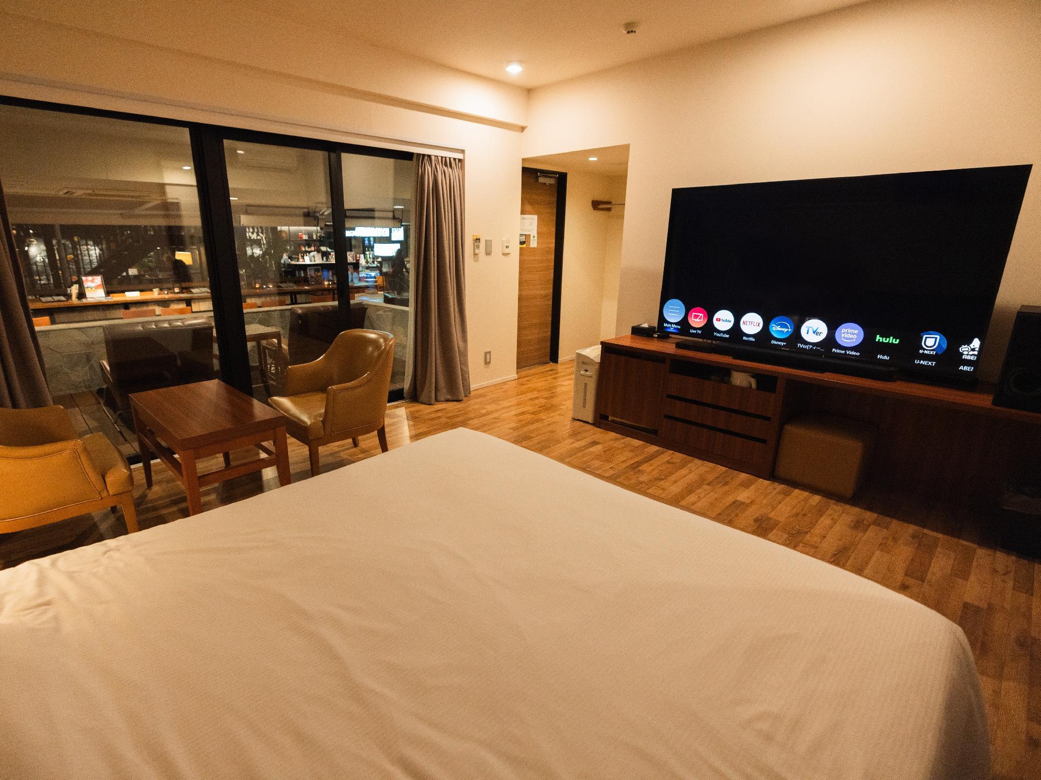 Deluxe, King Bed
