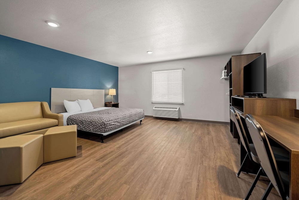 WoodSpring Suites Loves Park - Rockford 13/30