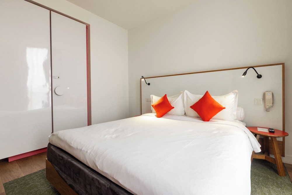 STANDARD, QUEEN BED