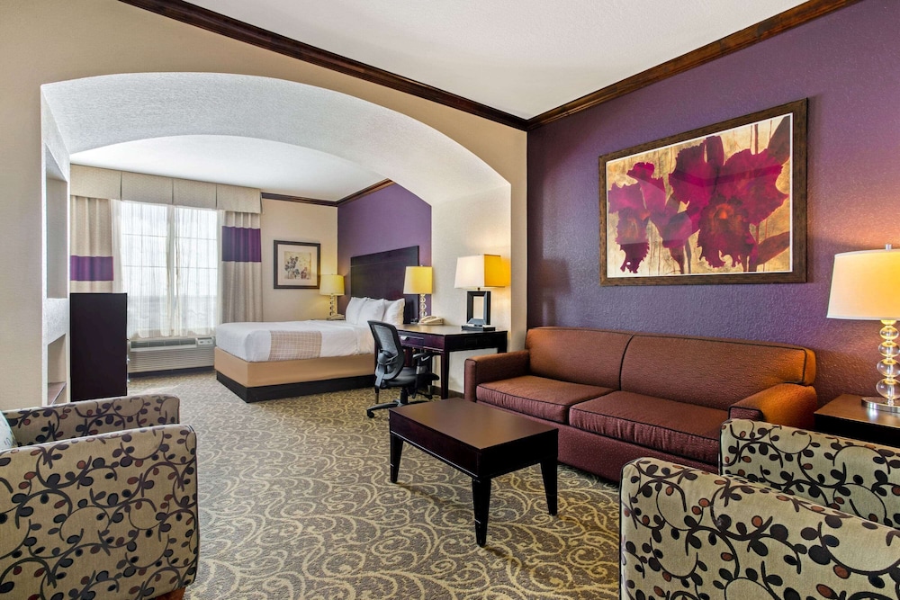 La Quinta Inn and Suites by Wyndham Ft. Worth - Burleson 39/53
