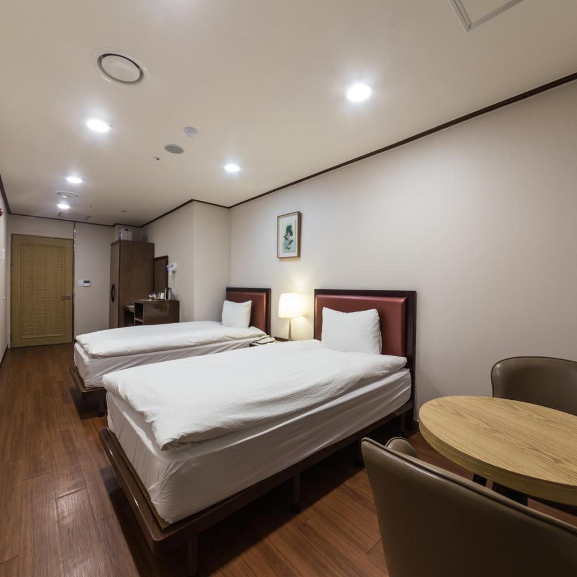 ROOM, TWIN BEDS