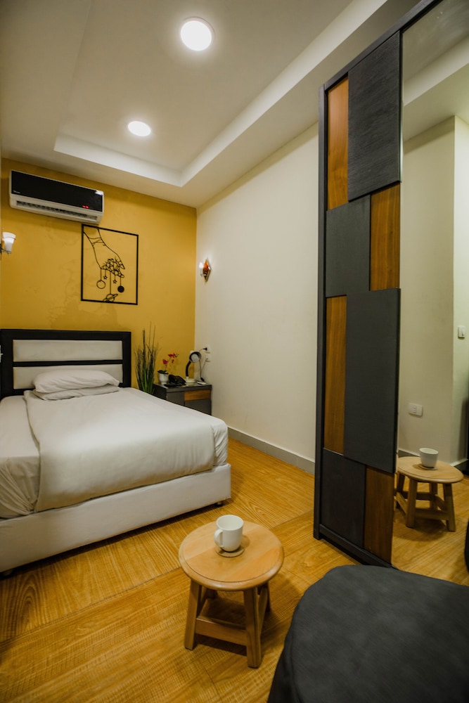 Capital Hotel 17/50