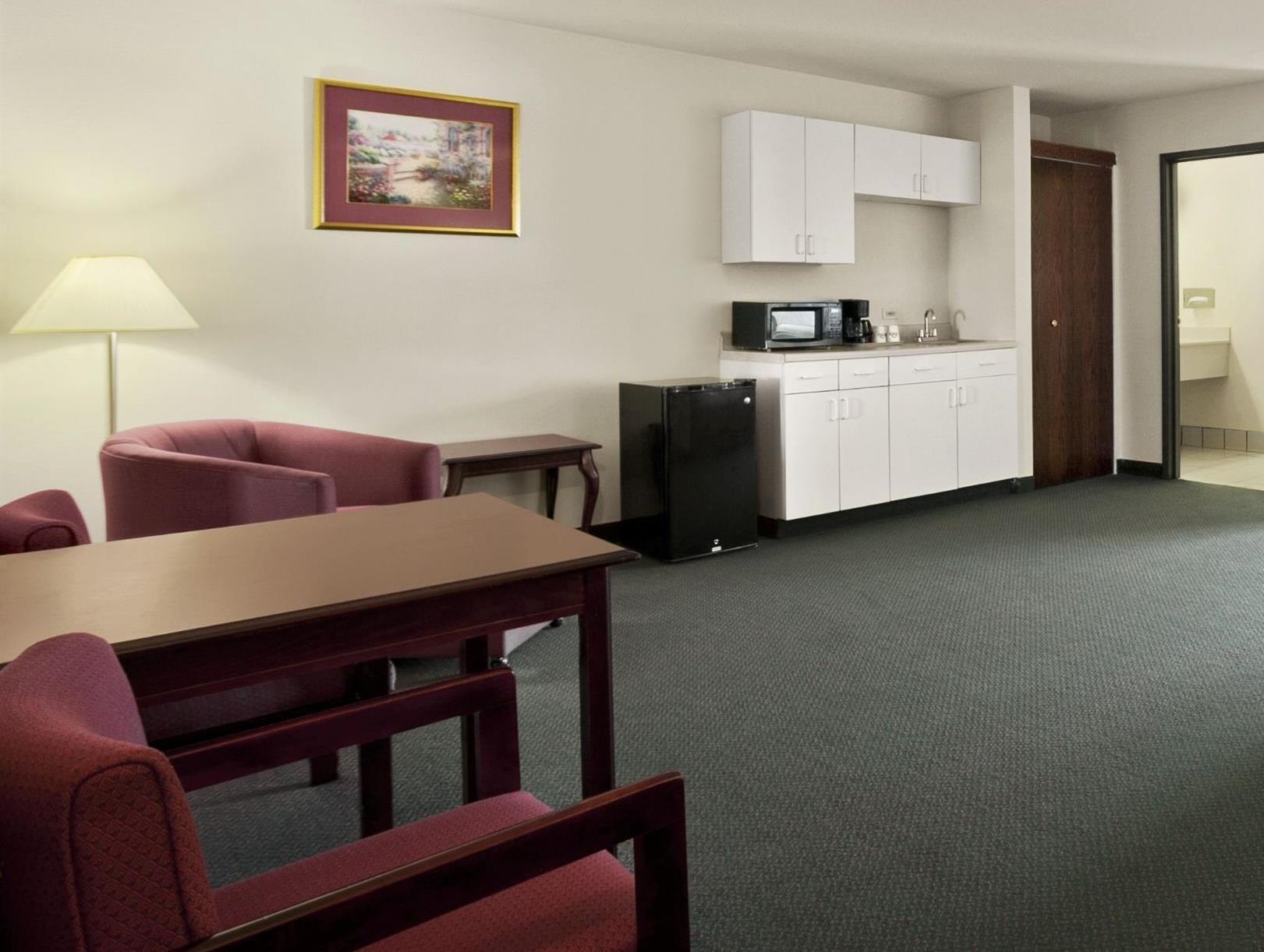 Days Inn & Suites By Wyndham Romeoville 19/26