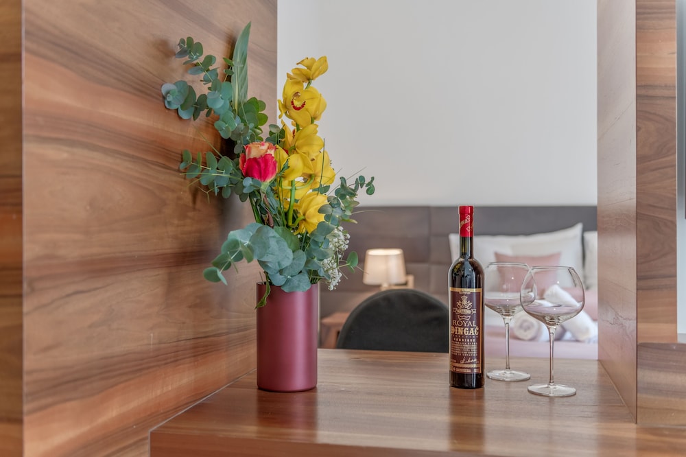 Starlight Luxury Suites 4/40