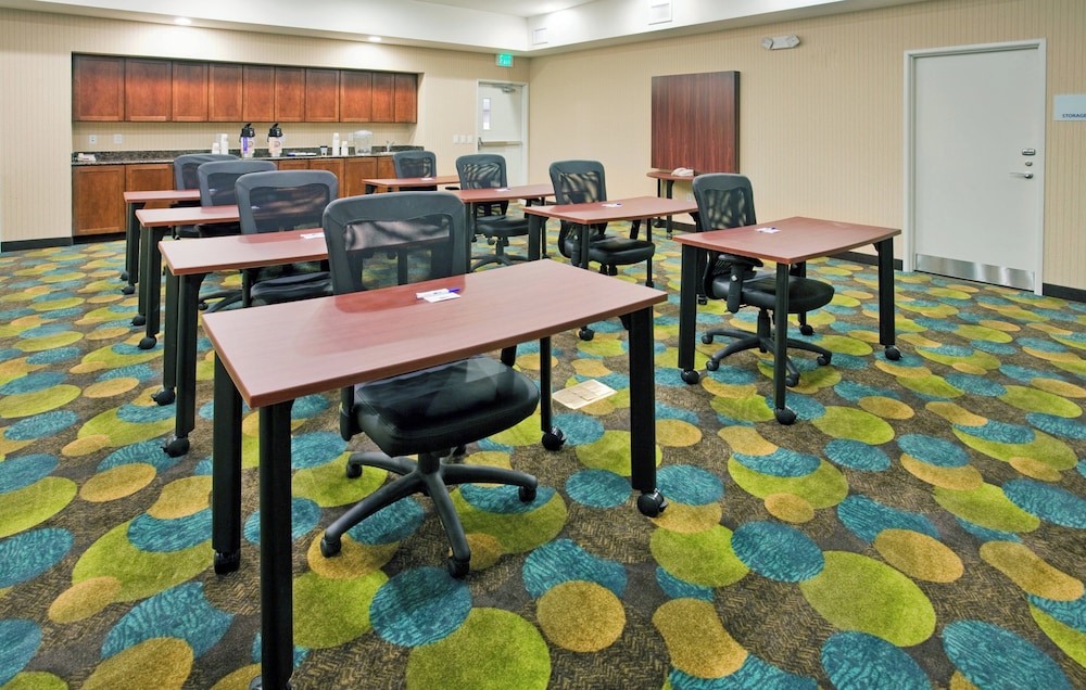 Holiday Inn Express Hotel And Suites Topeka North 52/53