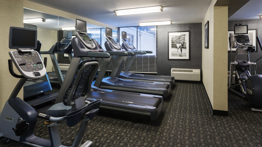Holiday Inn Cincinnati-Riverfront 24/58