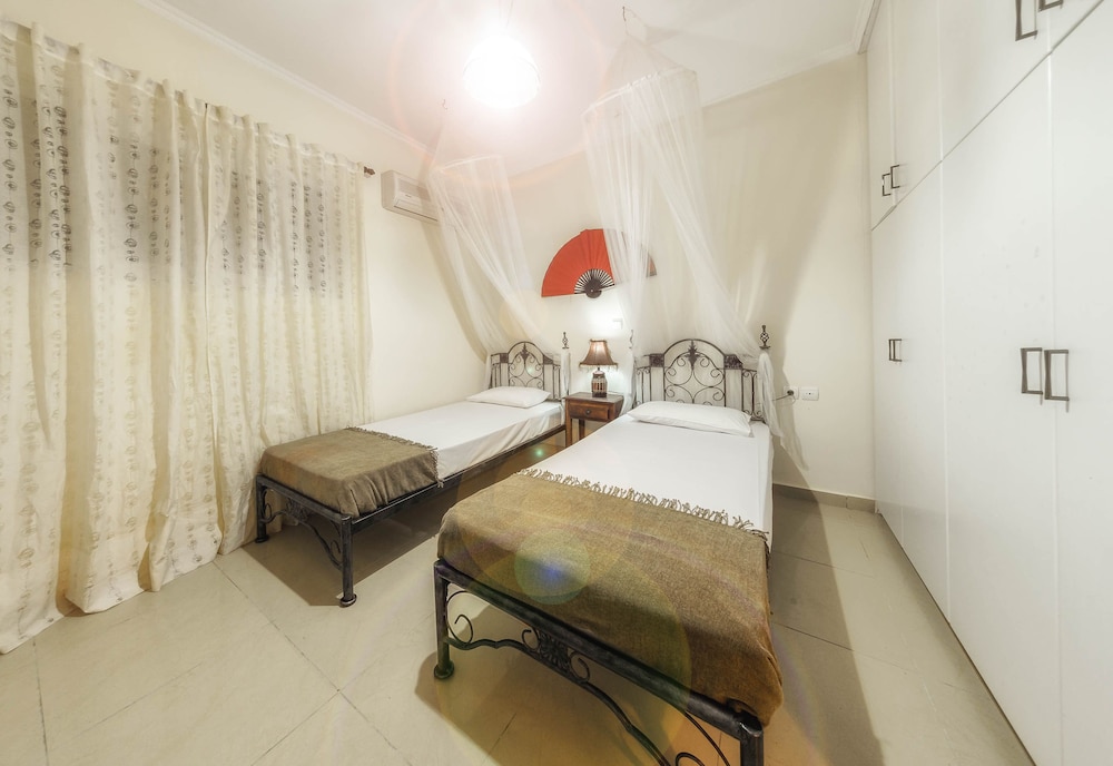 Parys Villas 4/50