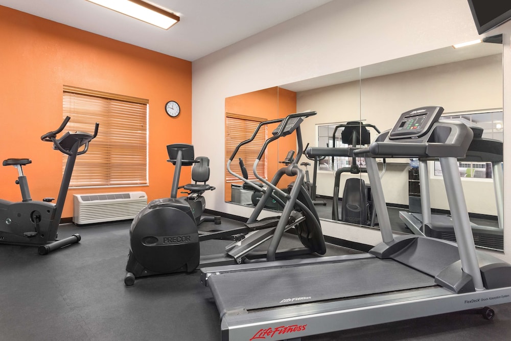 Country Inn & Suites by Radisson, Salina, KS 14/26