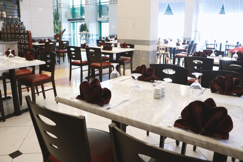 restaurant cafeteria