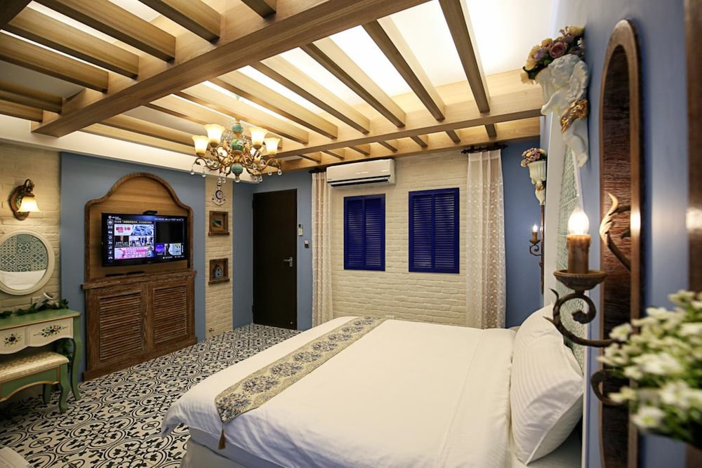 DELUXE, QUEEN BED, BALCONY