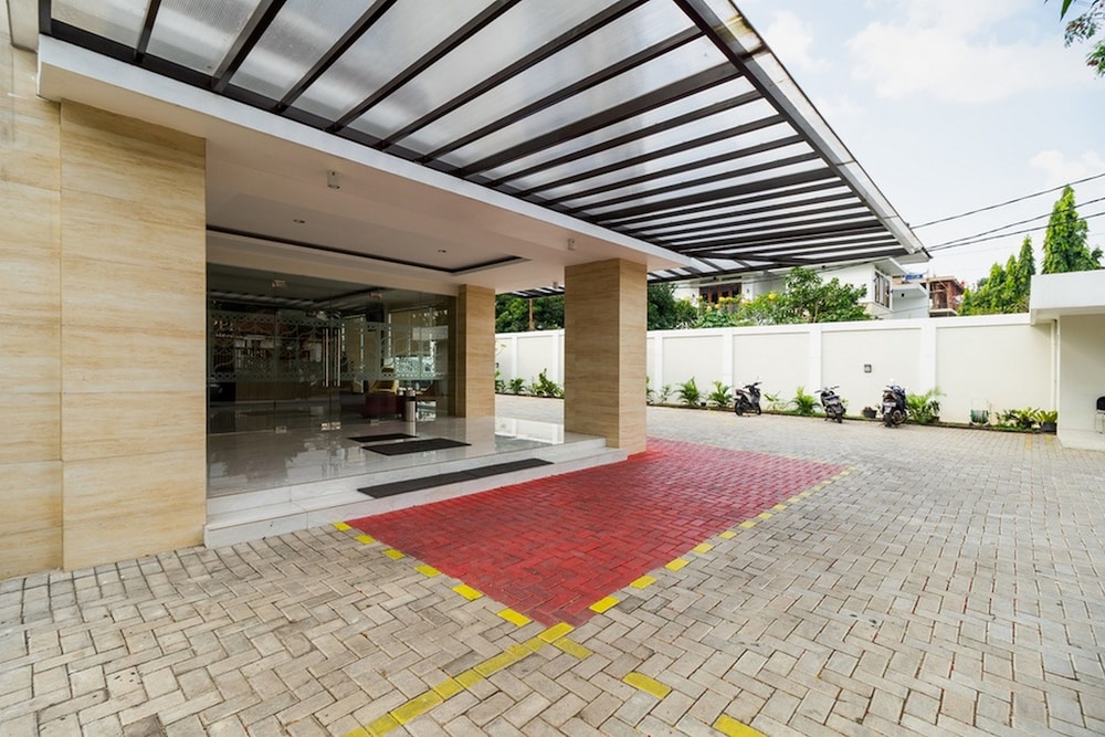 RedDoorz Plus near Lippo Mall Kemang 2 19/23