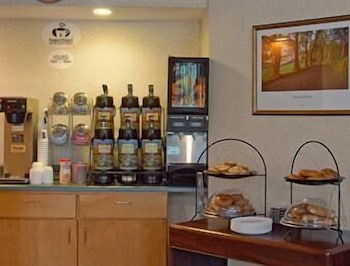 Super 8 by Wyndham White River Junction 17/23