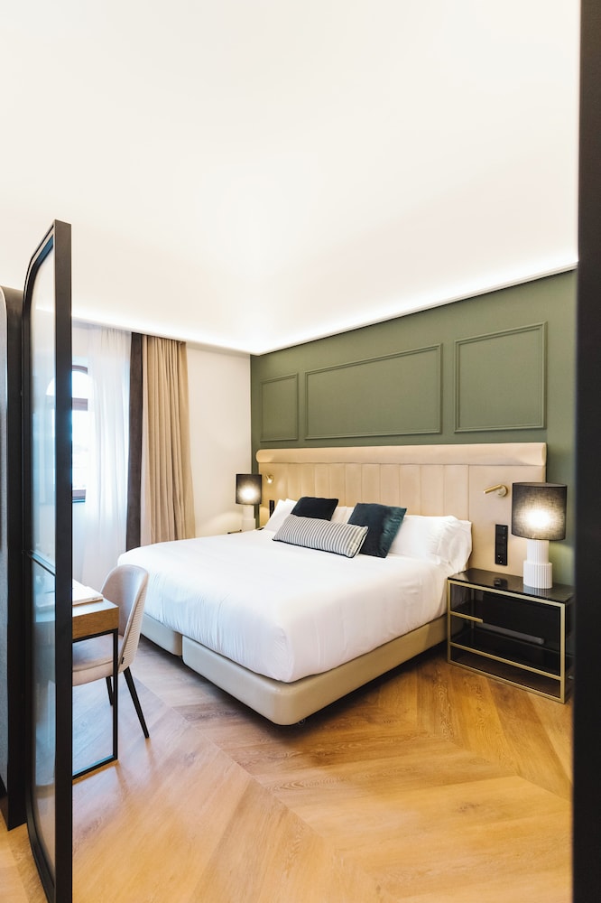 Marina, Deluxe, King Bed
