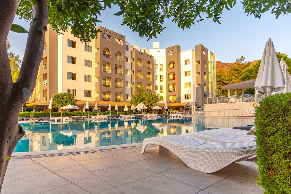 Caprice Beach Hotel 11/67