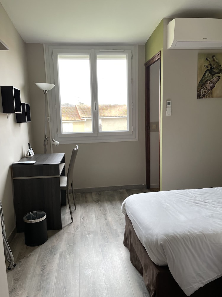 HOTEL LE CLEMENT V 23/66